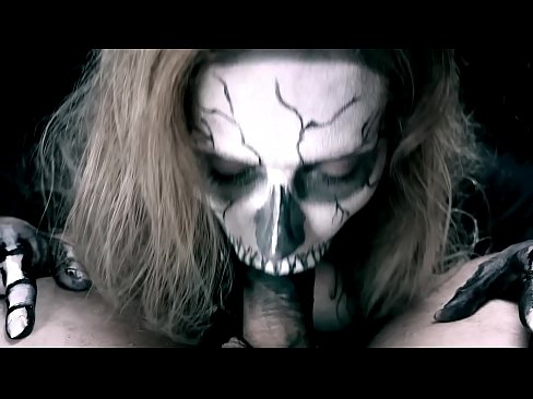 ❤️ Demonska djevojka siše kurac svojim crnim ustima i guta spermu. ❤️❌ Porno video kod nas ❌❤